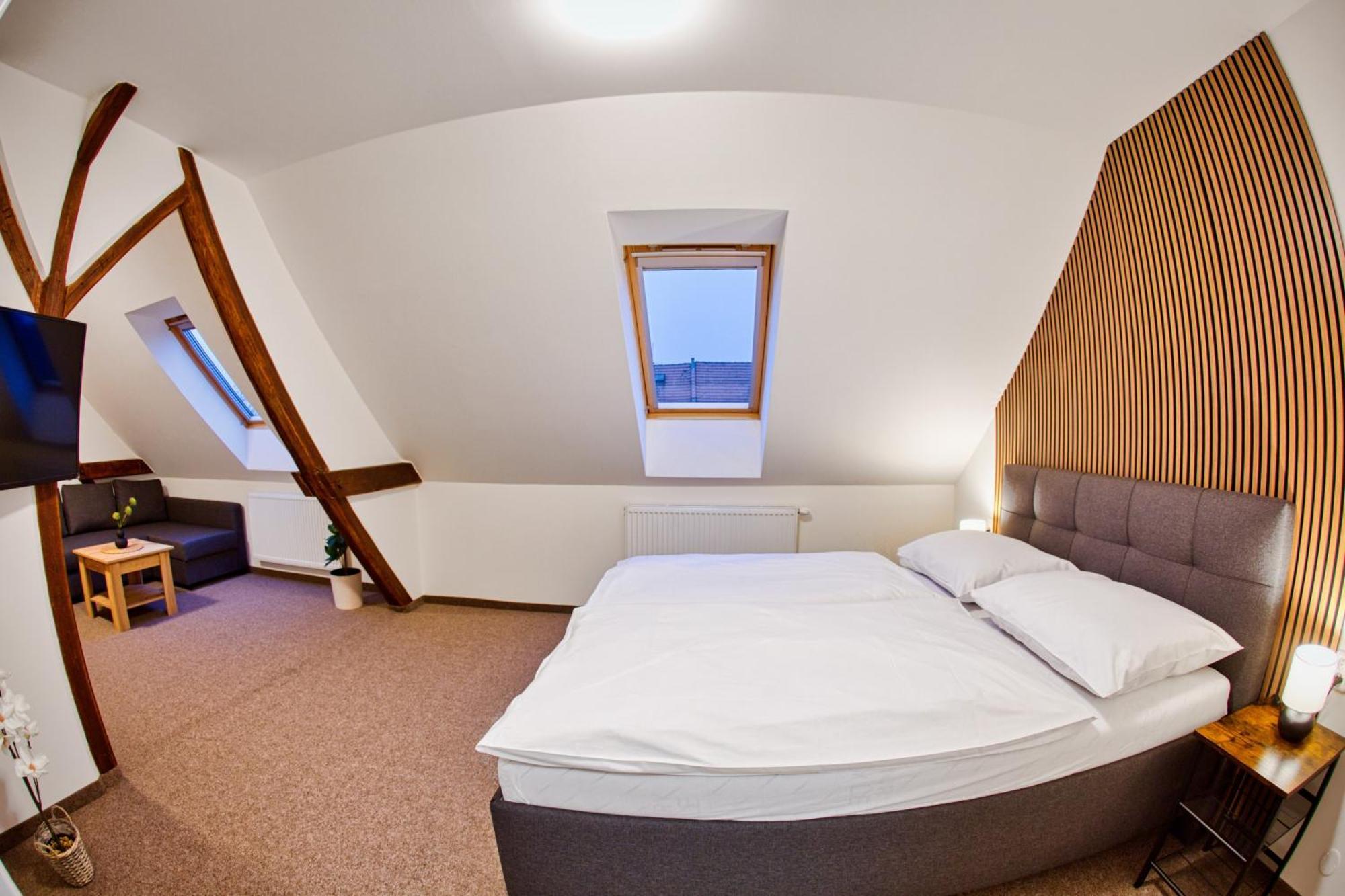 Hotel A Restaurace Ruze Podborany エクステリア 写真